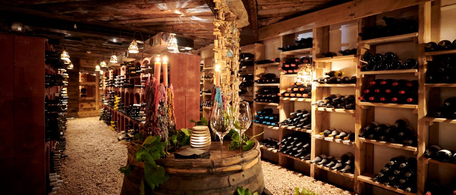 La cave à vins d'U Capu Biancu, ses rayonnages de bouteilles et son tonneau