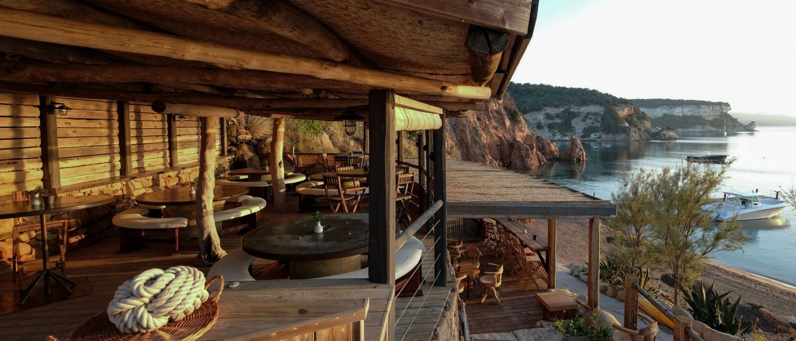 La Paillote d'U Capu Biancu, sa charpente de bois et sa terrasse au-dessus de la mer