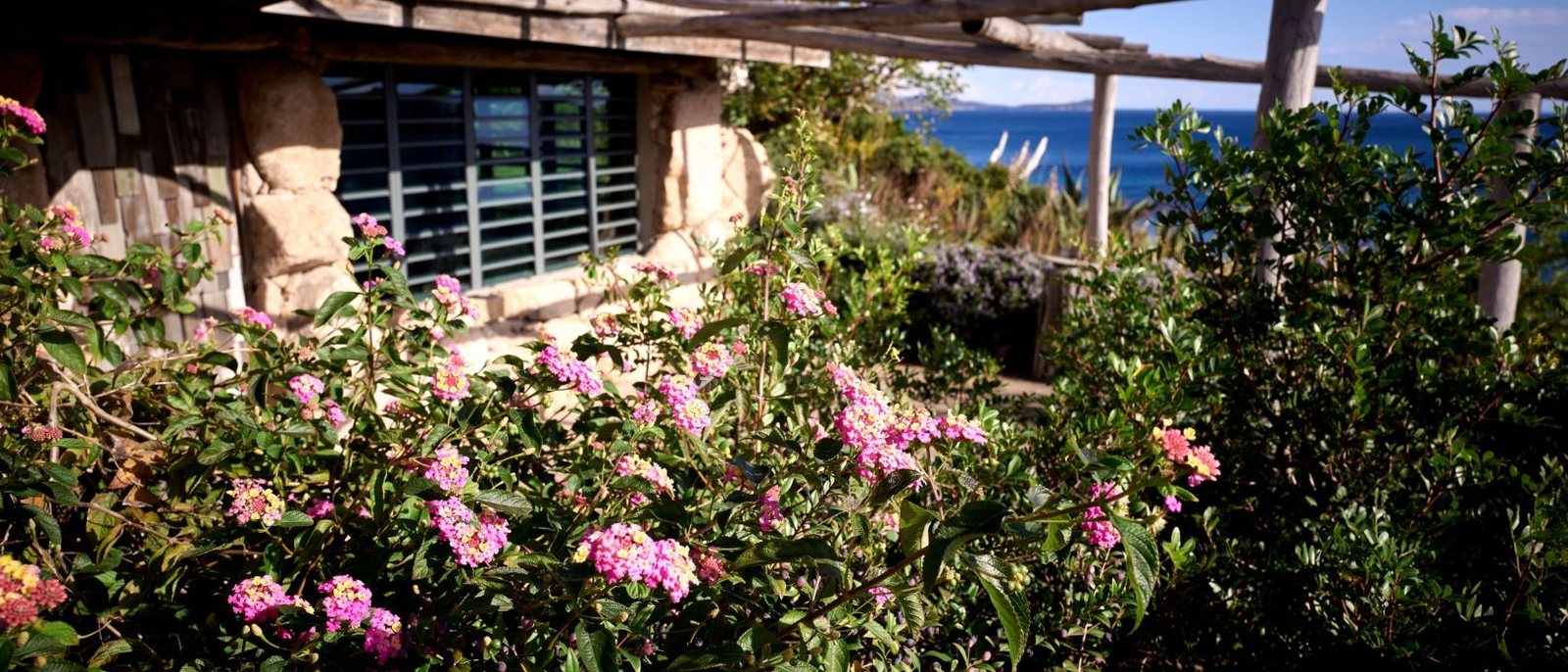 L'espace bien-être d'U Capu Biancu, sa cabane de pierre et sa pergola, entre les fleurs et la mer