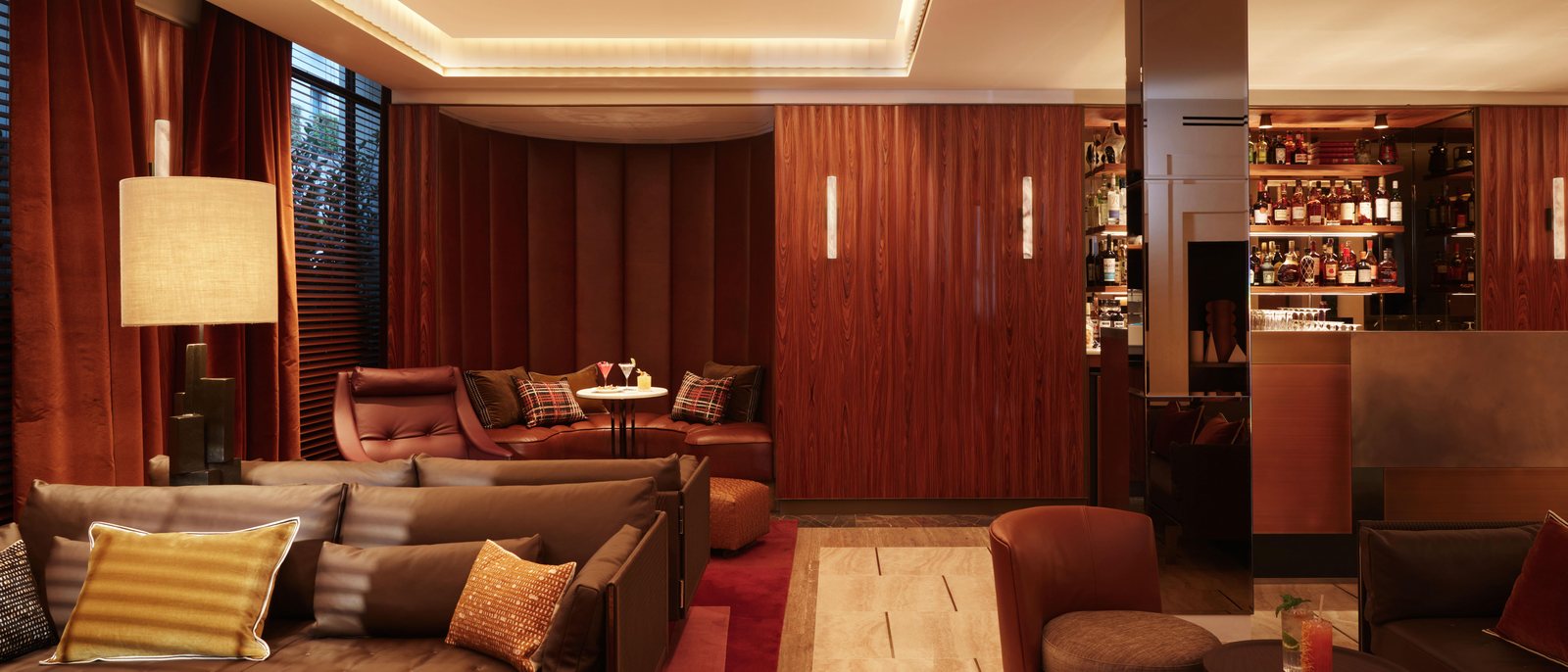 Le bar de la Villa des Prés, ses canapés de cuir, ses boiseries et ses tapis
