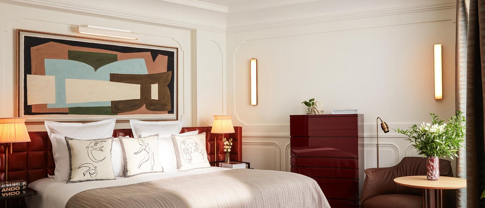 Une chambre Deluxe de la Villa des Prés, avec une toile accrochée au-dessus du lit