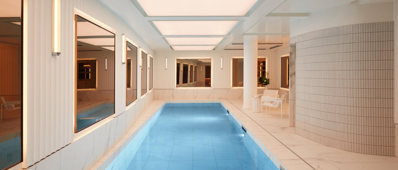 La piscine intérieure de la Villa des Prés, tout en longueur, sous un plafond lumineux