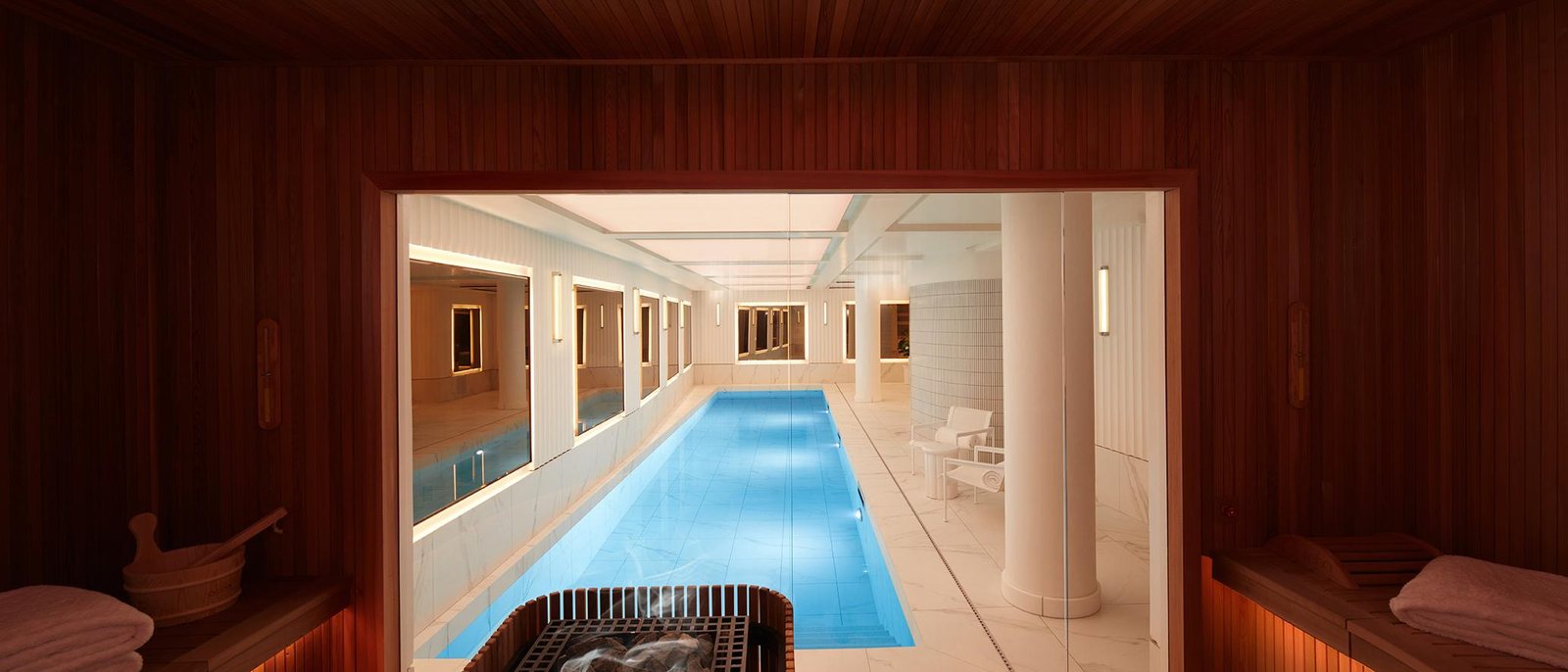 Le sauna de la Villa des Prés, ouvert sur la piscine intérieure