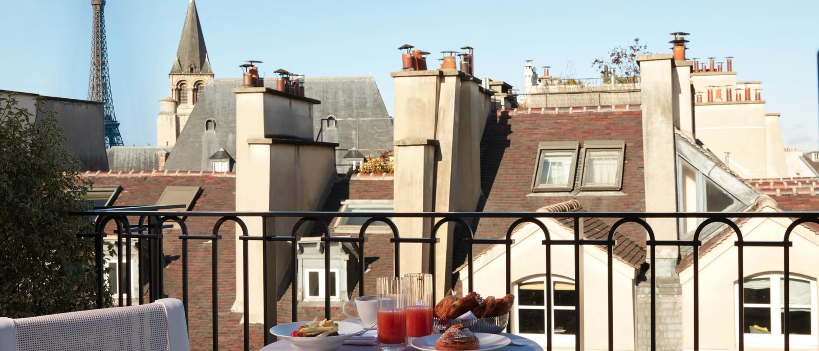 La terrasse d'un appartement du dernier étage de la Villa des Prés, avec la tour Eiffel à l'horizon