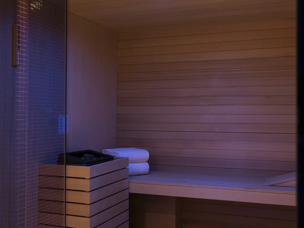 Le sauna du Spa by Clarins des Hauts de Loire, bois clair et lumière tamisée