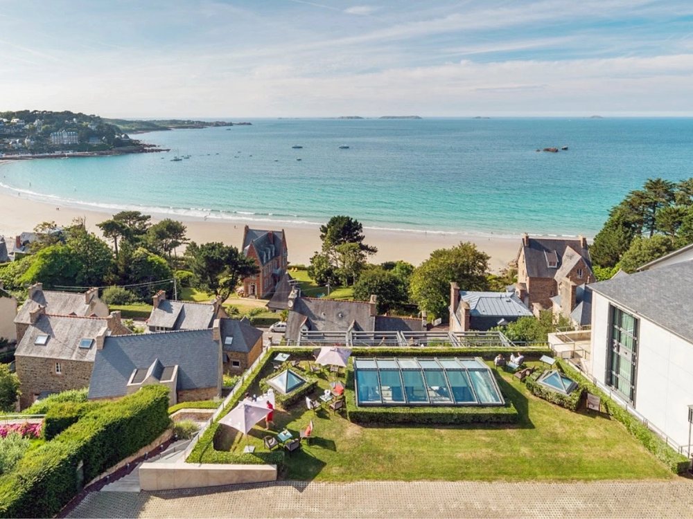 L'Agapa vu du ciel, son jardin et la verrière de sa piscine au-dessus de la plage de Trestraou et de la mer