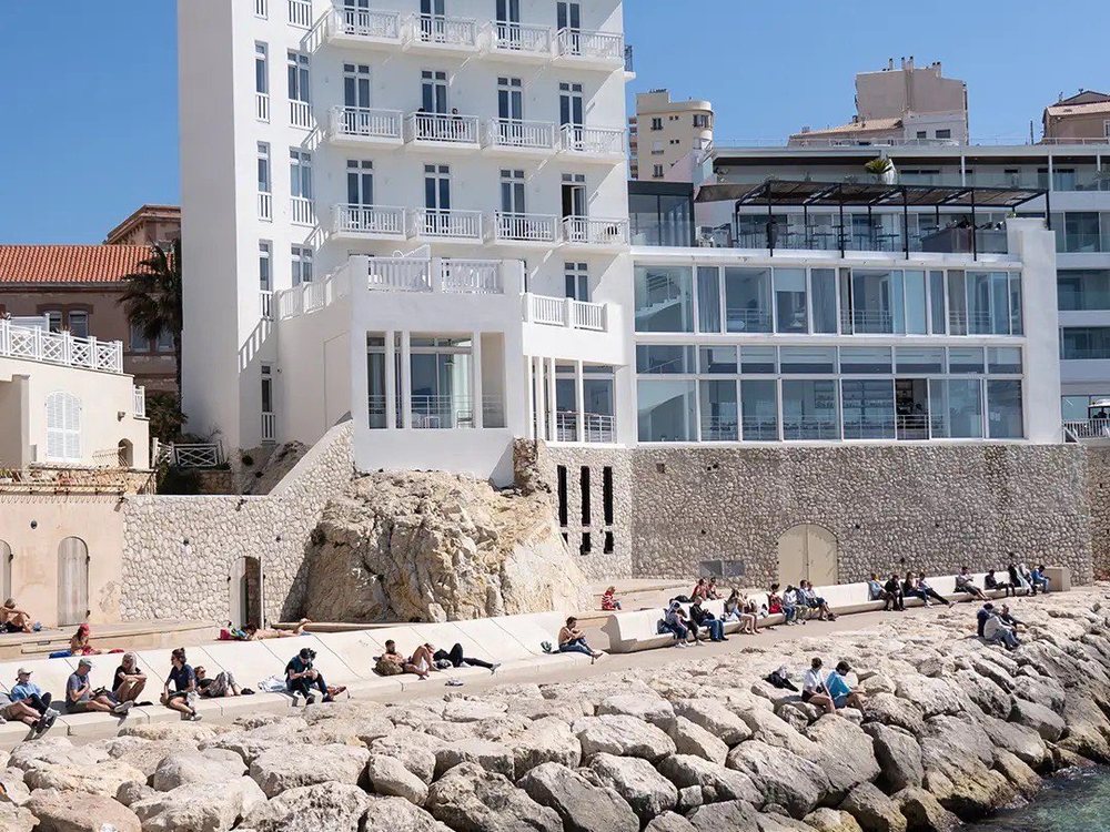 La façade blanche Art déco des Bords de Mer au-dessus des rochers de la Corniche Kennedy, à Marseille