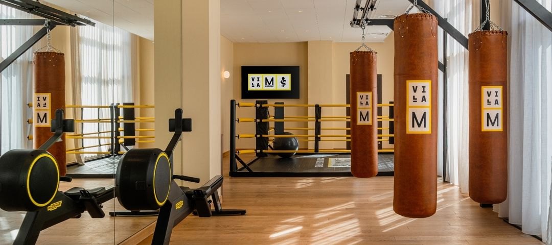 Le club de boxe de la Villa M à Marseille, avec ses sacs de frappe