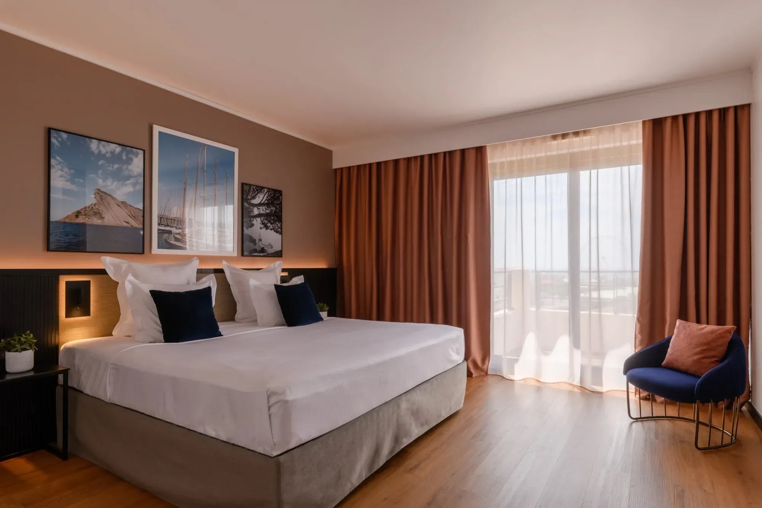 Une chambre de la Villa M à Marseille, dans une palette d'ocres et de bleus