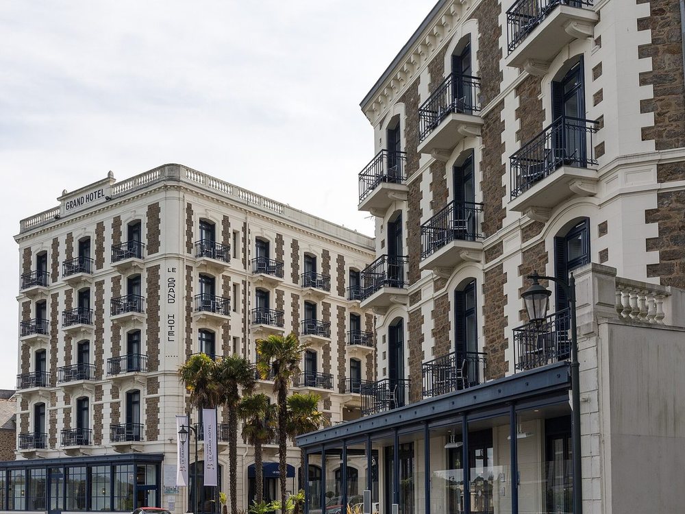 La façade Belle Époque du Grand Hôtel Barrière de Dinard, pierre et granit, ses balcons en fer forgé