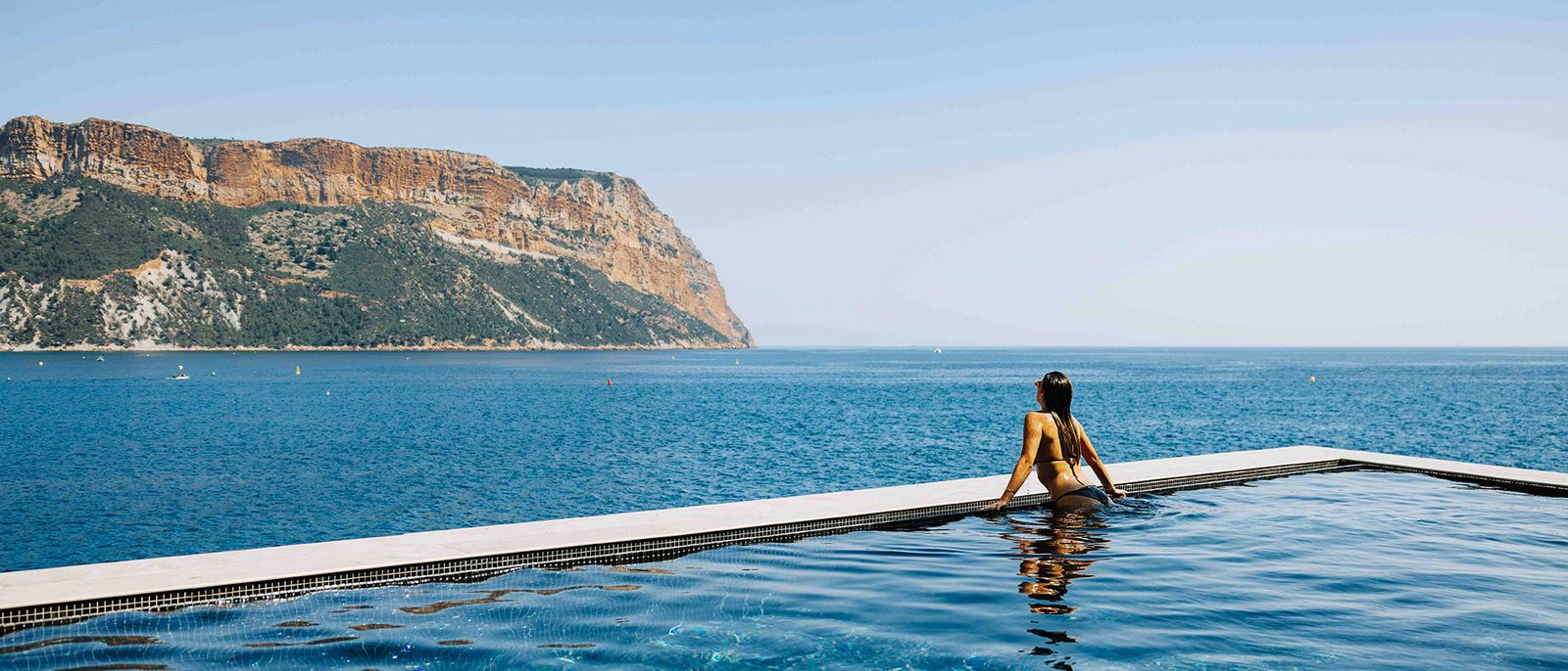 La piscine à débordement des Roches Blanches, à Cassis, face à la mer et à la falaise du Cap Canaille