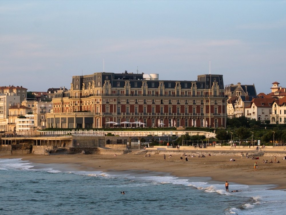 L'Hôtel du Palais au bout de la Grande Plage de Biarritz, l'océan au premier plan