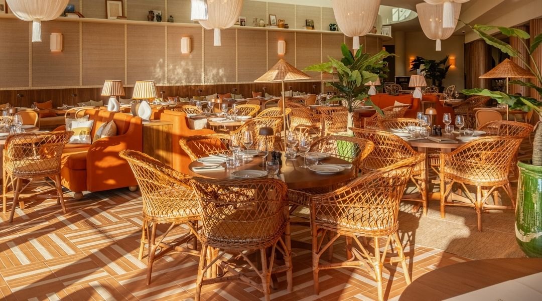 La salle du restaurant de la Villa M à Marseille, en tons ocre et safran