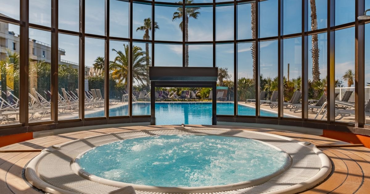La piscine intérieure du spa de la Villa M à Marseille, sous une rotonde vitrée