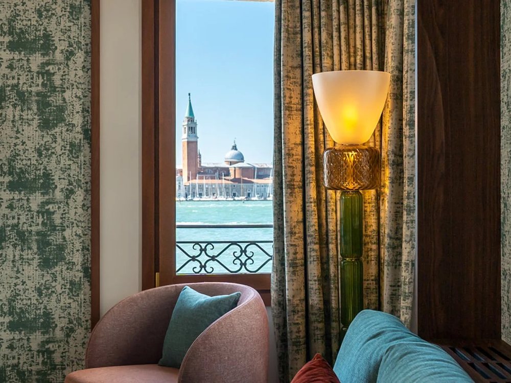 Une chambre de Ca' di Dio, son fauteuil et sa lampe, la fenêtre ouverte sur l'île de San Giorgio