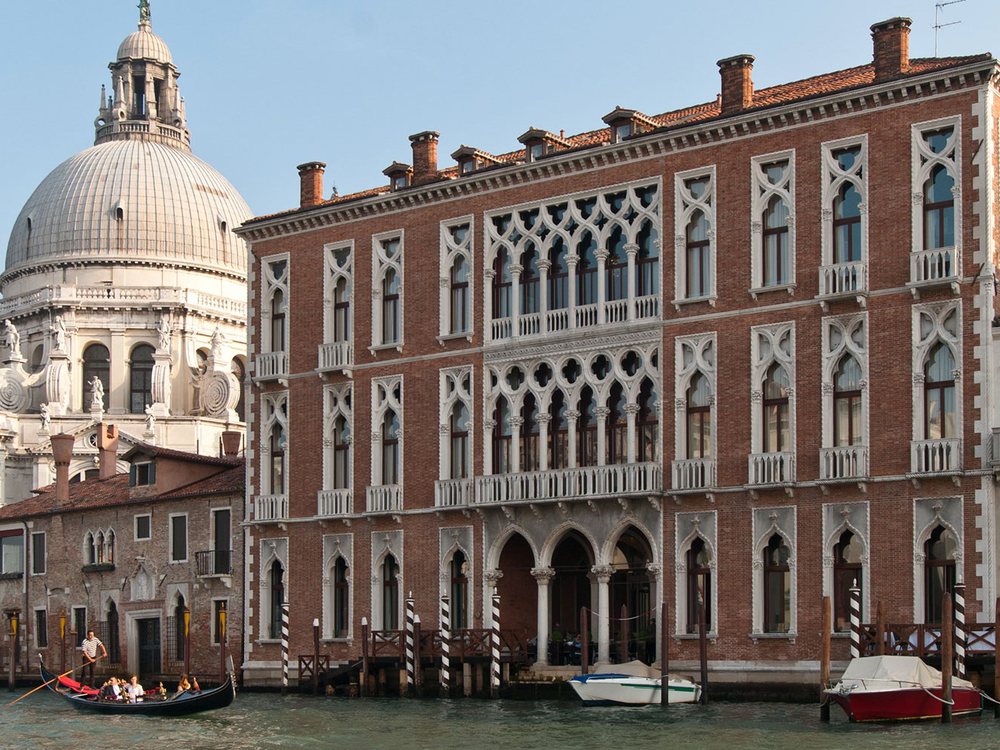 La façade néogothique du Sina Centurion Palace sur le Grand Canal, la coupole de la Salute à côté