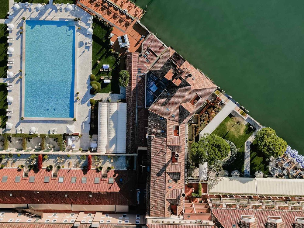La piscine d'eau de mer de l'Hotel Cipriani vue du ciel, entre les jardins de la Giudecca et la lagune