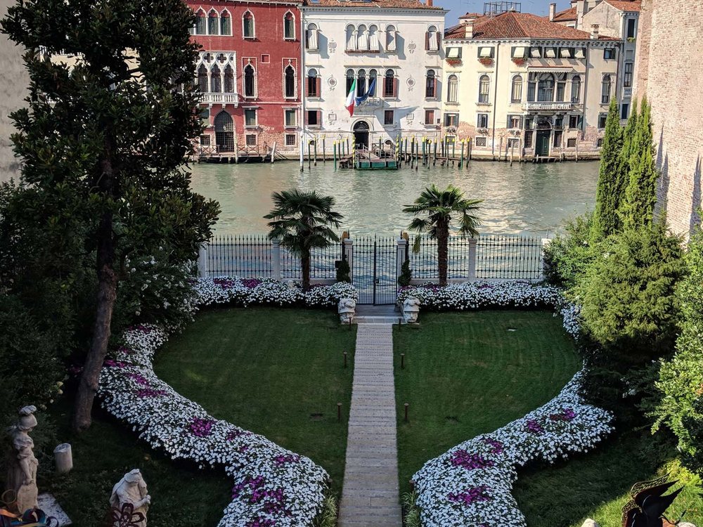 Le jardin du Palazzo Venart au bord du Grand Canal, ses allées et ses palmiers face aux palais de l'autre rive
