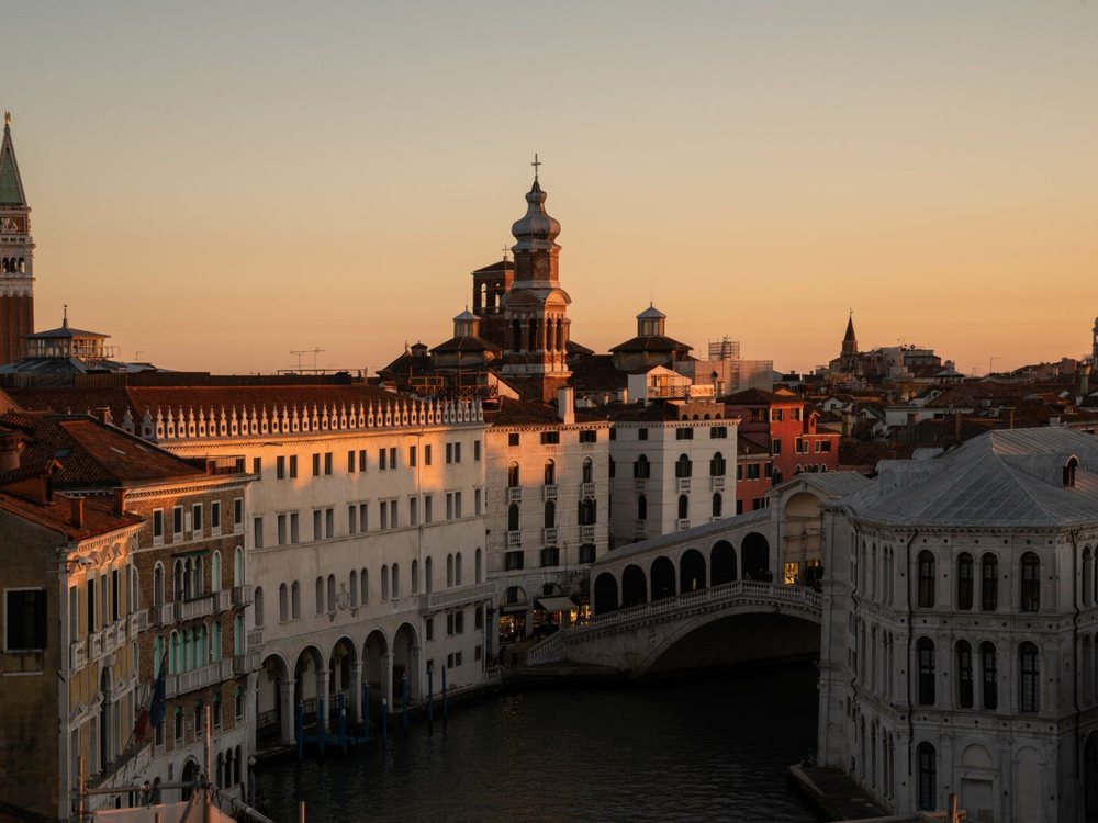Le pont du Rialto et le Grand Canal au coucher du soleil, vus depuis une chambre de The Venice Venice Hotel