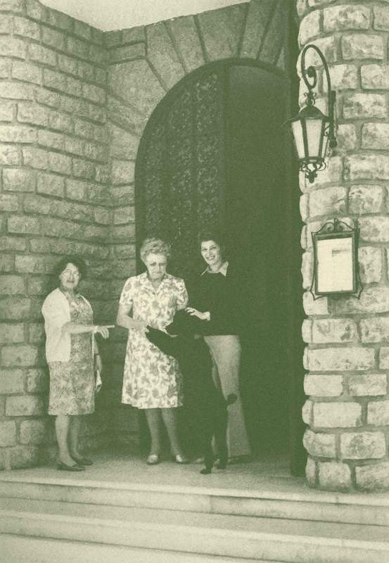 Photographie d'archive du Provençal à Giens, trois femmes sur le perron de l'hôtel