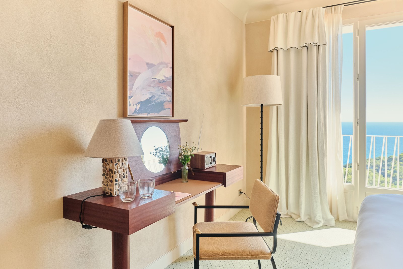 Chambre vue mer du Provençal à Giens, bureau sur mesure, lampe de galets et poste de radio